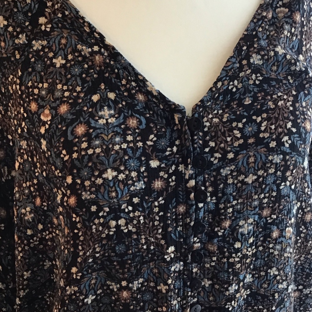 Reitmans Navy Floral Blouse with Bubble Hem and Sleeves